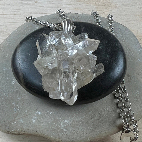 bergkristall kluster schweiz kristall mit edelstahlkette