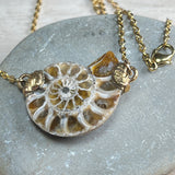 handmade fossiler ammonit schmuck anhänger aus madagaskar naturbelassen 22k vergoldet mit edelstahlkette fossiler schmuck stein anhänger ammonit naturstein schmuck von wonderworks 100 millionen jahre alt