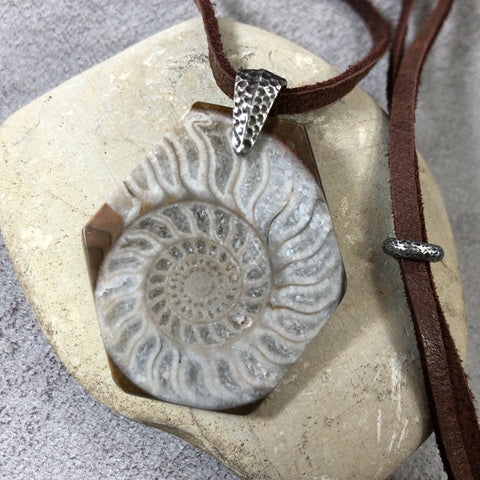 handmade fossiler ammonit schmuck anhänger aus madagaskar naturbelassen silber oxidiert mit lederband fossiler schmuck stein anhänger ammonit naturstein schmuck von wonderworks 100 millionen jahre alt