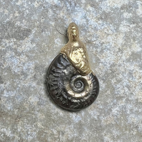 handmade fossiler ammonit schmuck anhänger aus madagaskar naturbelassen vergoldet mit lederband fossiler schmuck stein anhänger ammonit naturstein schmuck von wonderworks 100 millionen jahre alt