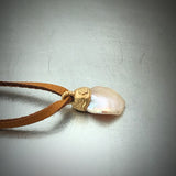 barocke perle anhänger mit lederhalsband, kleine perle mit blister am lederband, barocker mini perlen anhänger und kette