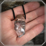 handmade bergkristall transparenter kristall anhänger mit inklusen kupfer mit lederband edelstein schmuck stein anhänger naturstein schmuck von wonderworks berkristall quarz am lederhalsband